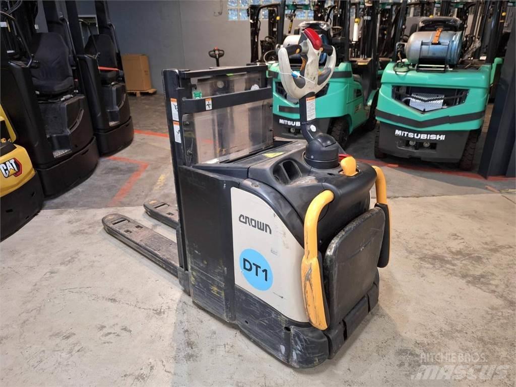 Crown DT3040 보행식 리치 지게차