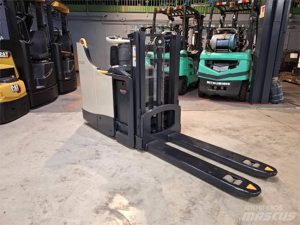 Crown DT3040 보행식 리치 지게차