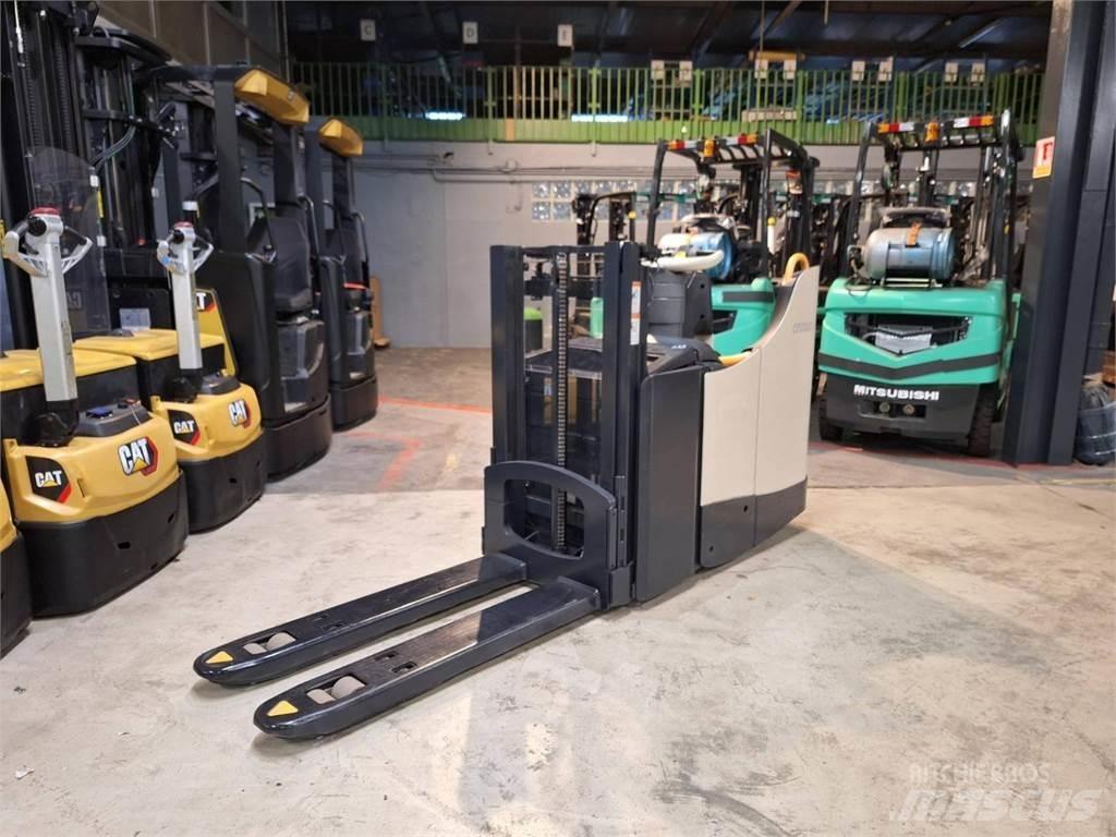 Crown DT3040 보행식 리치 지게차