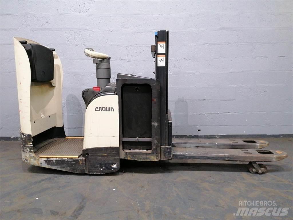 Crown DT3040 보행식 리치 지게차