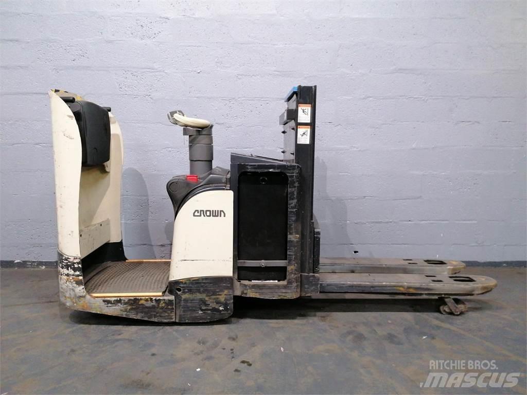Crown DT3040 보행식 리치 지게차