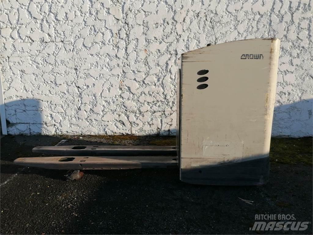 Crown RT4000 보행식 리치 지게차