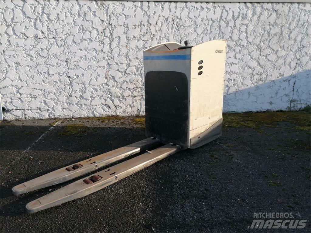 Crown RT4000 보행식 리치 지게차