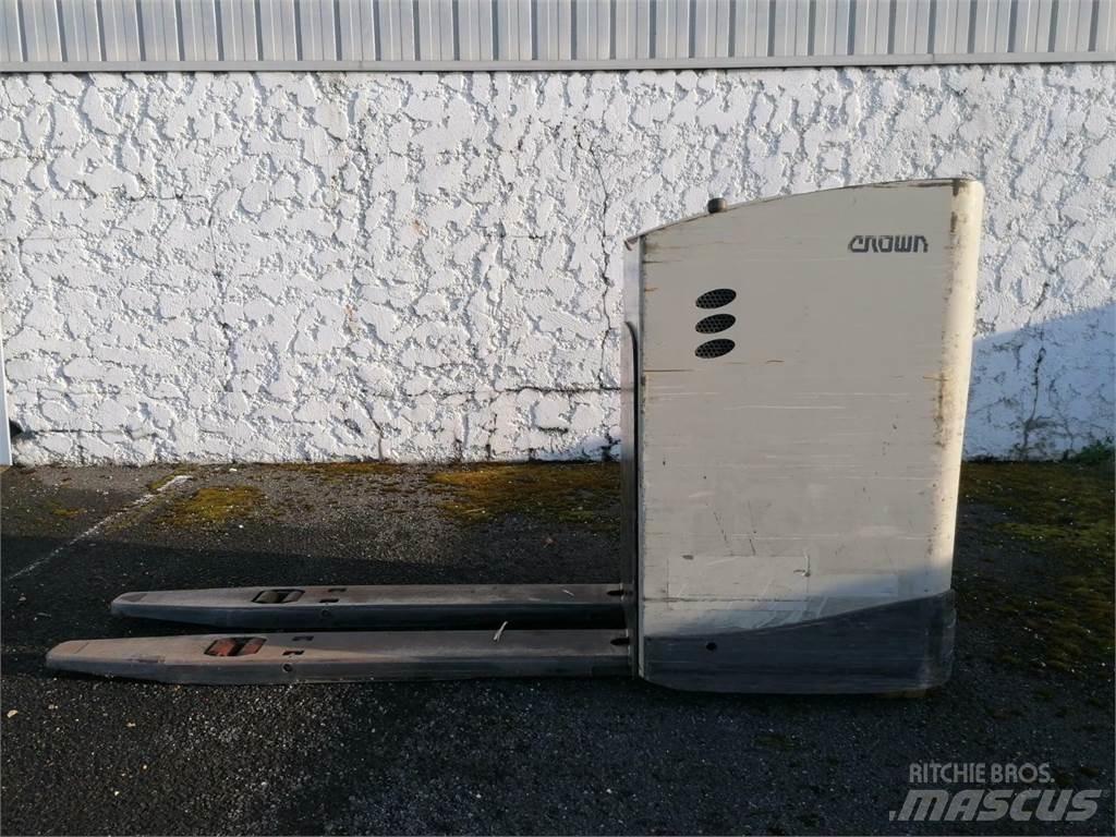 Crown RT4000 보행식 리치 지게차
