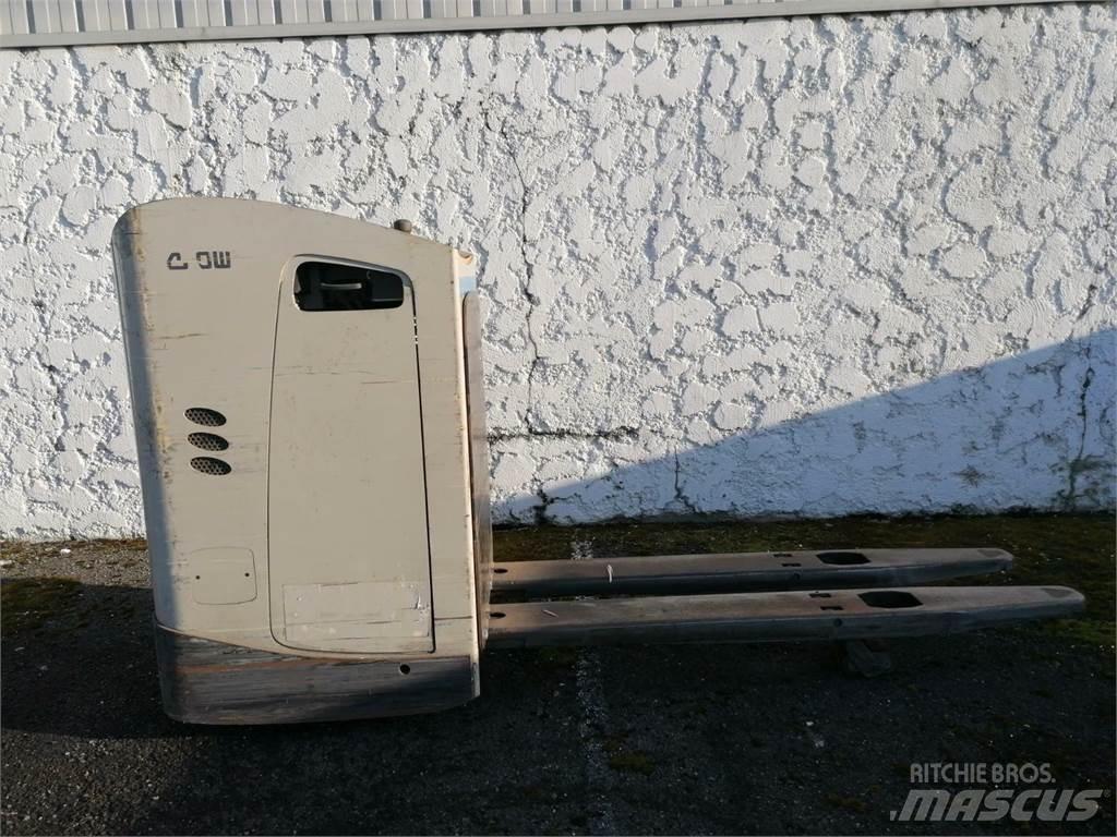 Crown RT4000 보행식 리치 지게차