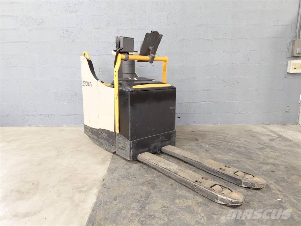 Crown WT3040 보행식 리치 지게차