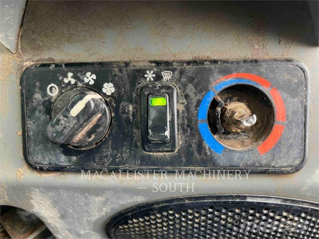 Bobcat T740 궤도식 로우더