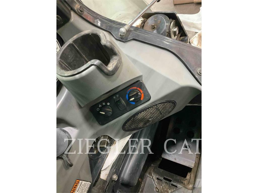 Bobcat T870 궤도식 로우더