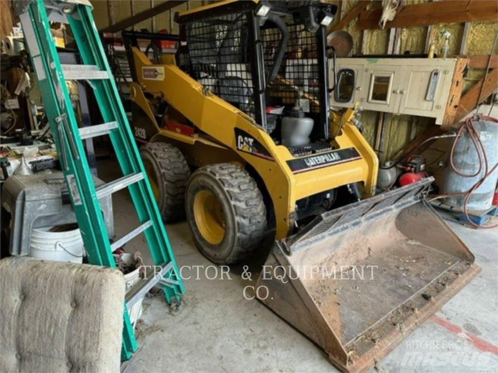 CAT 242B  스키드로더
