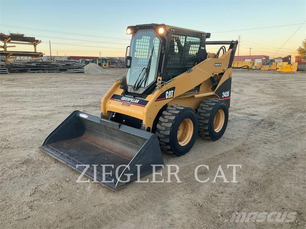 CAT 242B  스키드로더