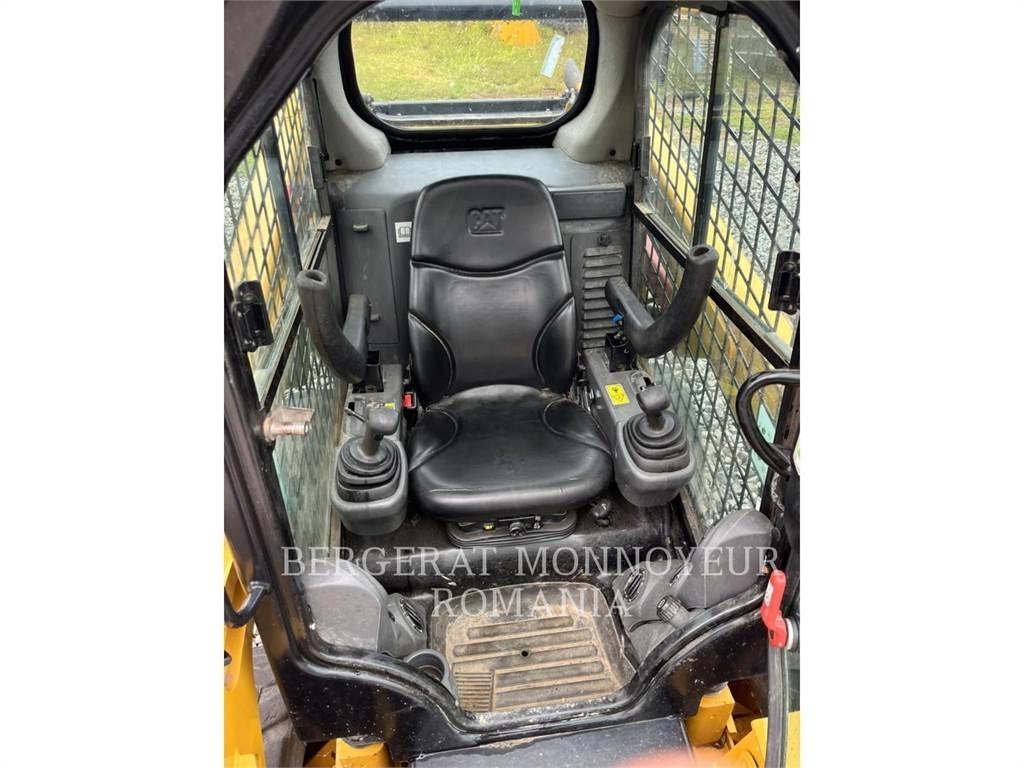 CAT 242D  스키드로더