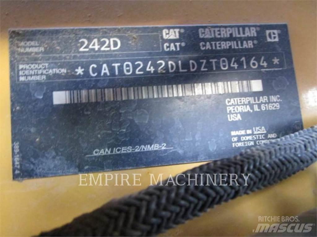 CAT 242D  스키드로더