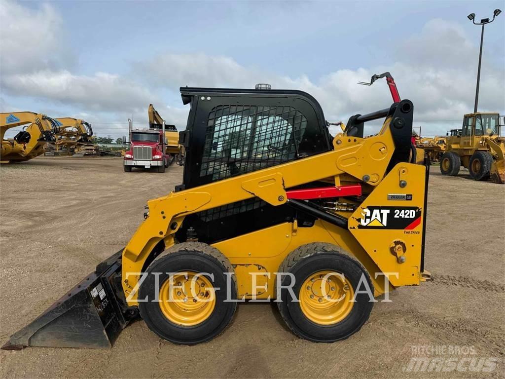 CAT 242D  스키드로더