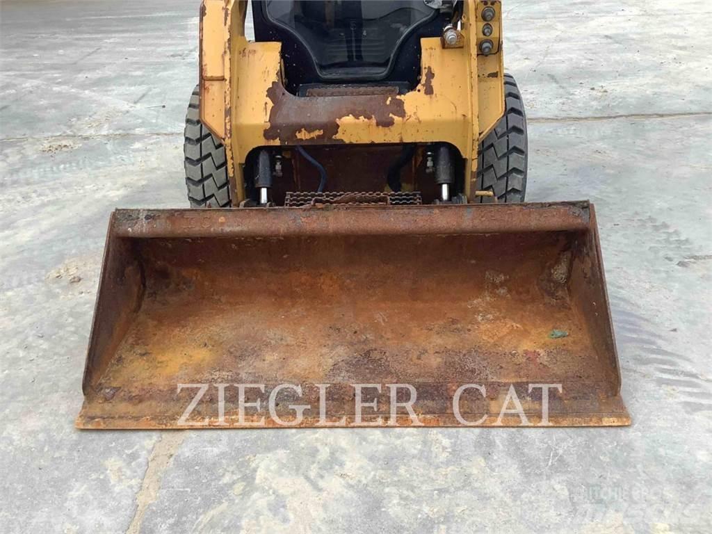 CAT 242D  스키드로더