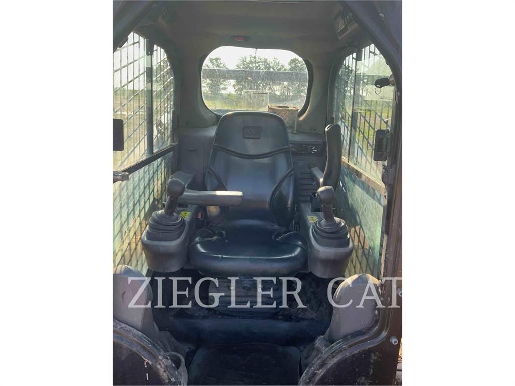 CAT 242D  스키드로더