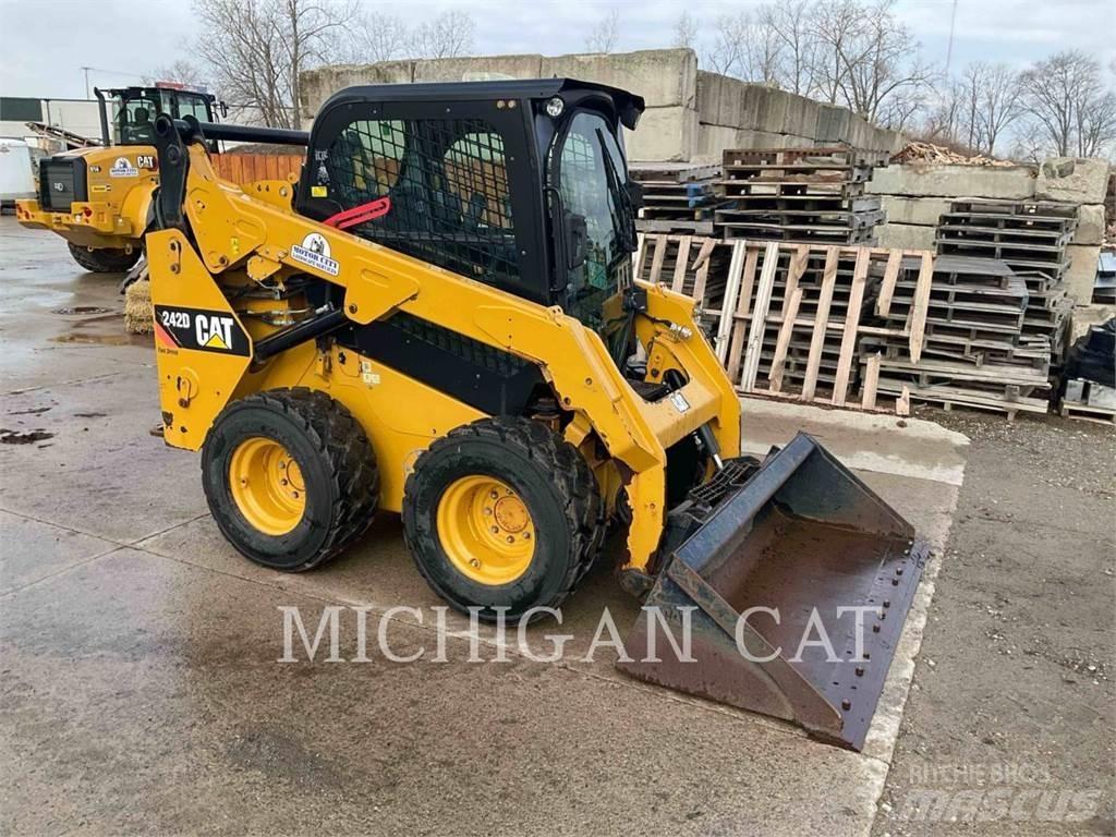 CAT 242D A2Q  스키드로더