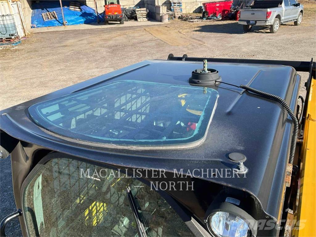 CAT 242D A2Q  스키드로더