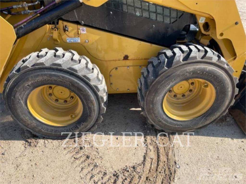 CAT 242D3  스키드로더