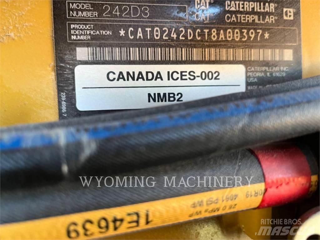 CAT 242D3  스키드로더