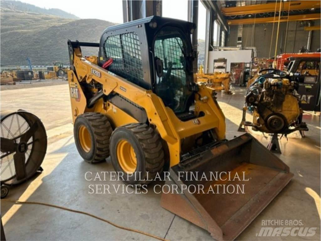 CAT 242D3  스키드로더