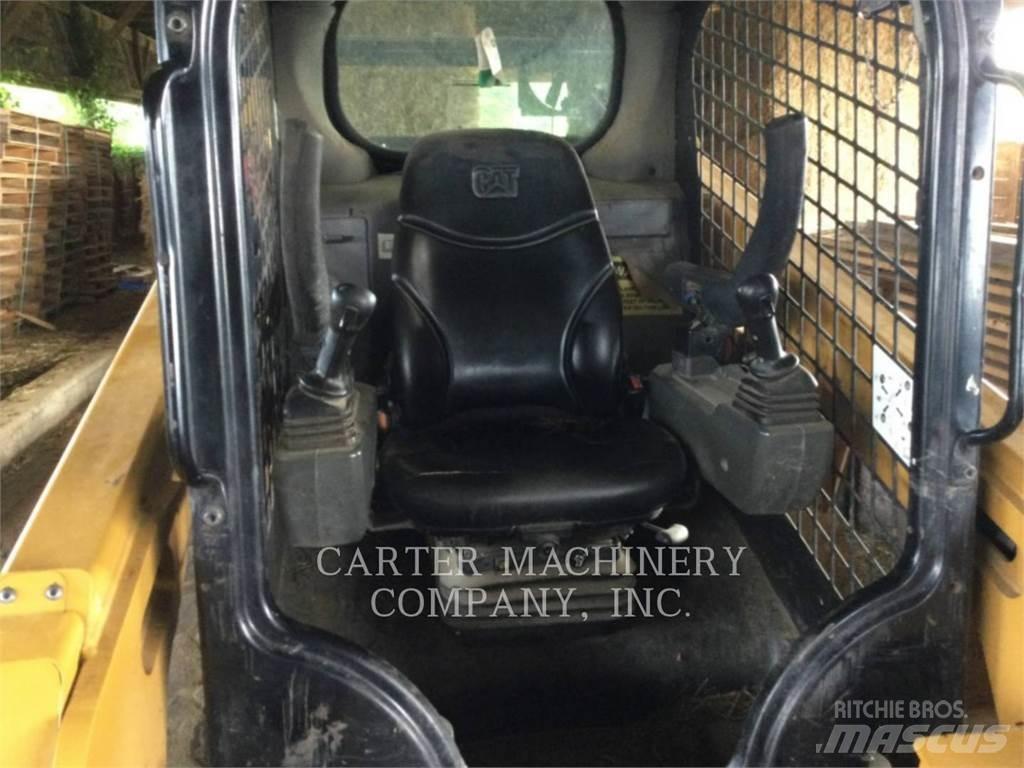 CAT 242D3  스키드로더