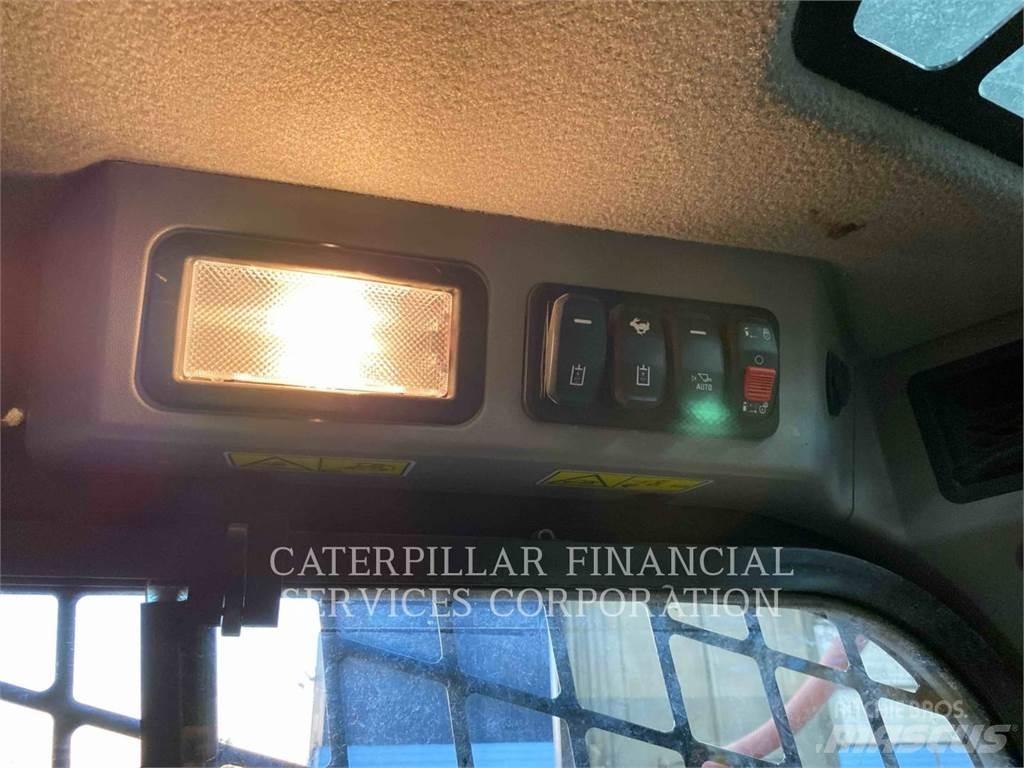 CAT 242D3  스키드로더