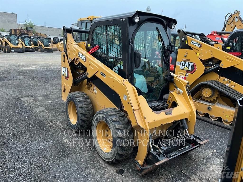 CAT 242D3  스키드로더