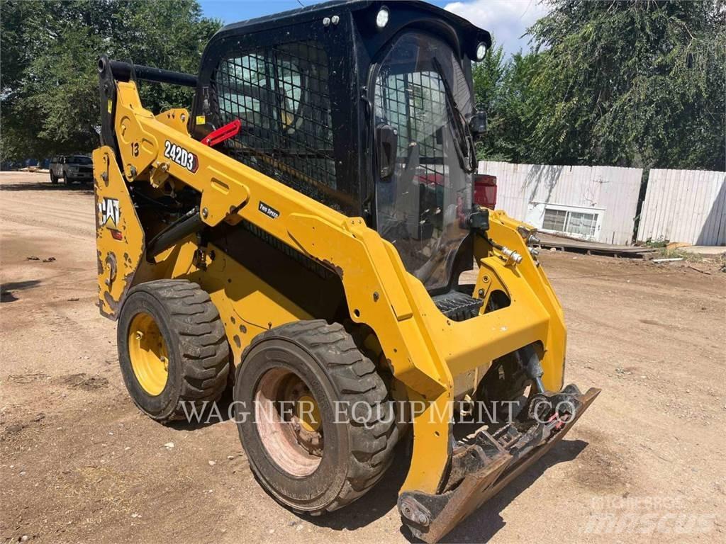 CAT 242D3  스키드로더