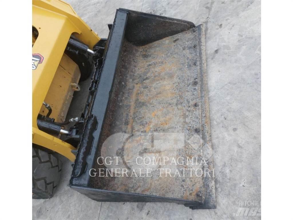CAT 242D3  스키드로더