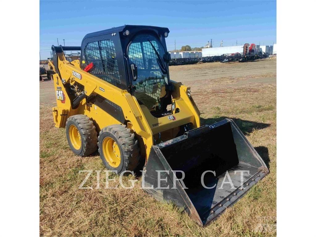 CAT 242D3  스키드로더