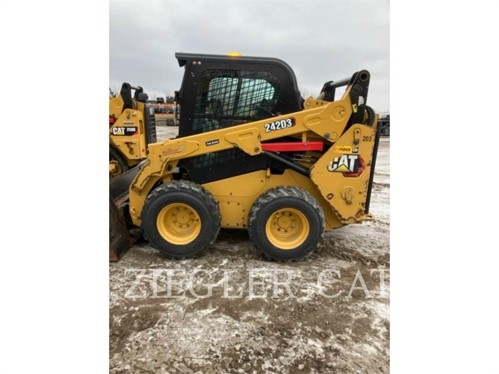 CAT 242D3  스키드로더