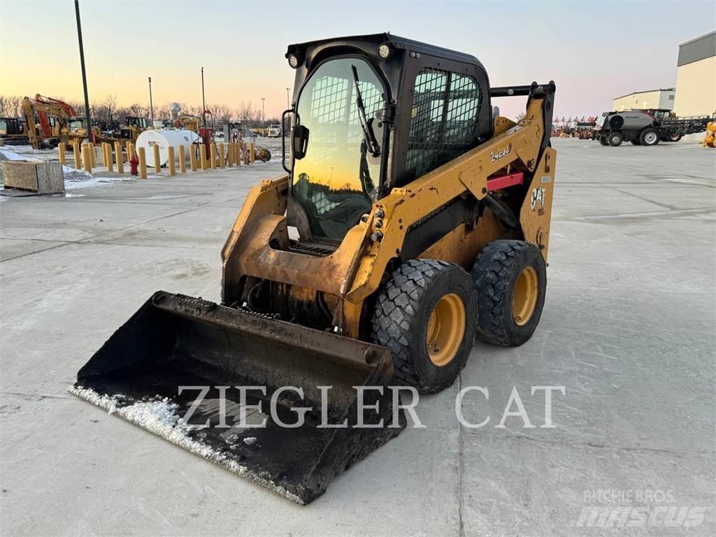 CAT 242D3  스키드로더