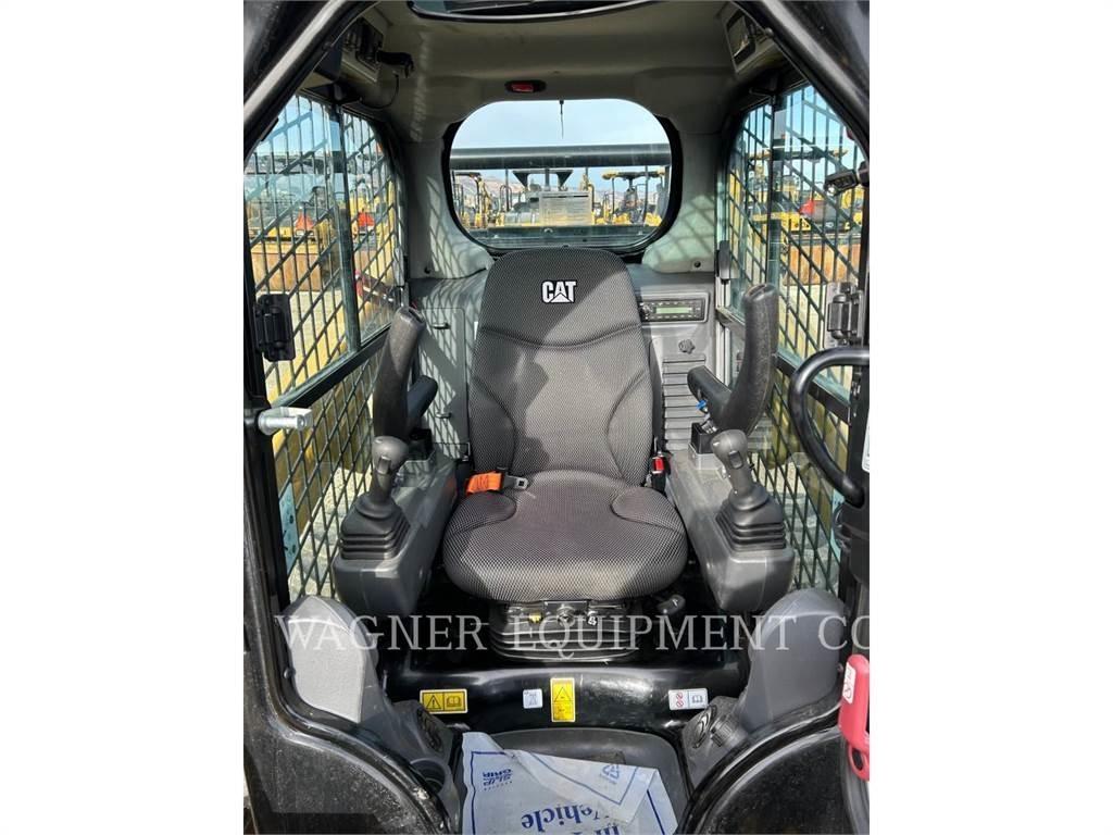 CAT 242D3  스키드로더