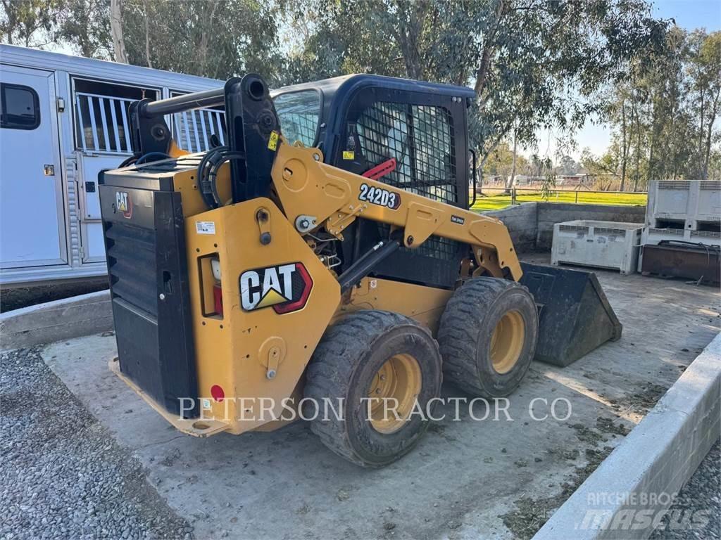 CAT 242D3  스키드로더