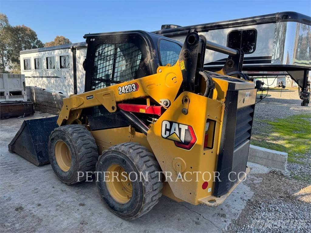 CAT 242D3  스키드로더