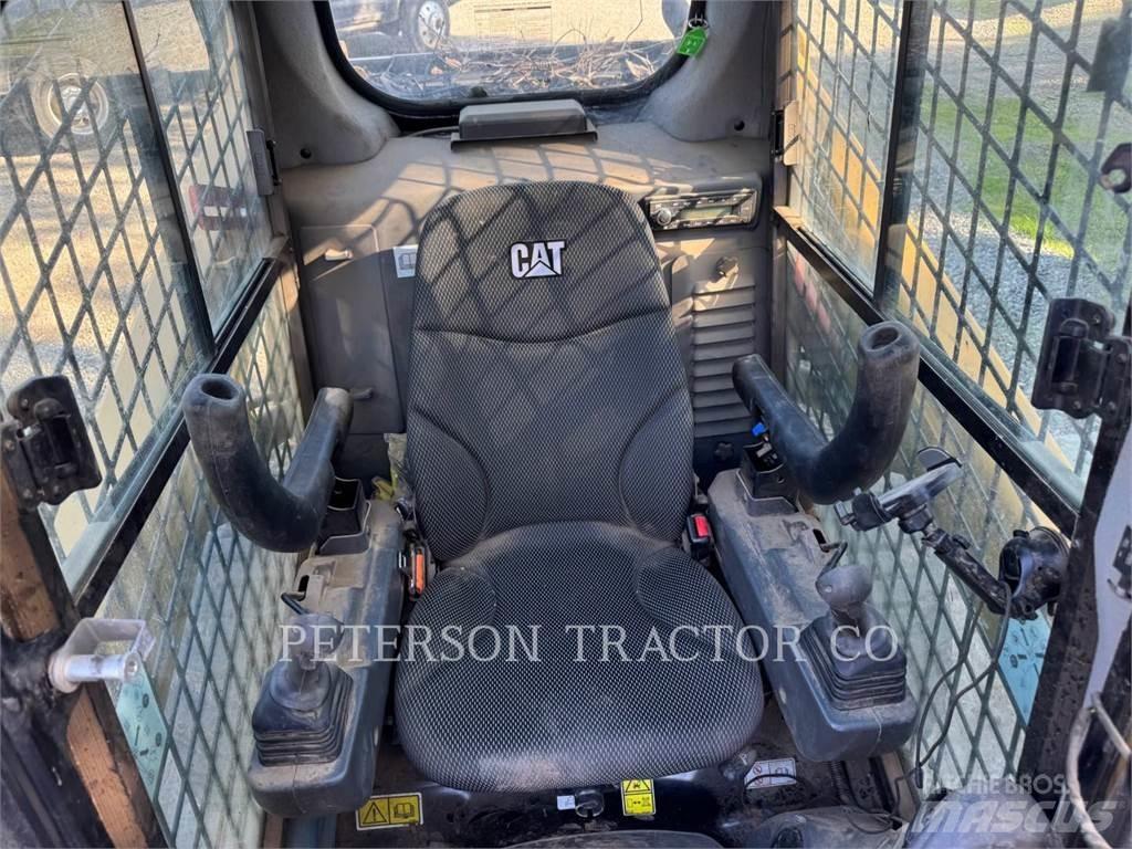 CAT 242D3  스키드로더