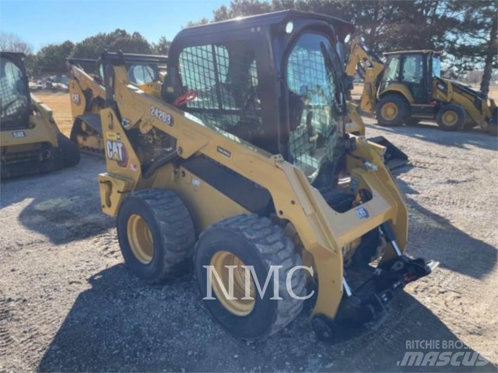 CAT 242D3  스키드로더