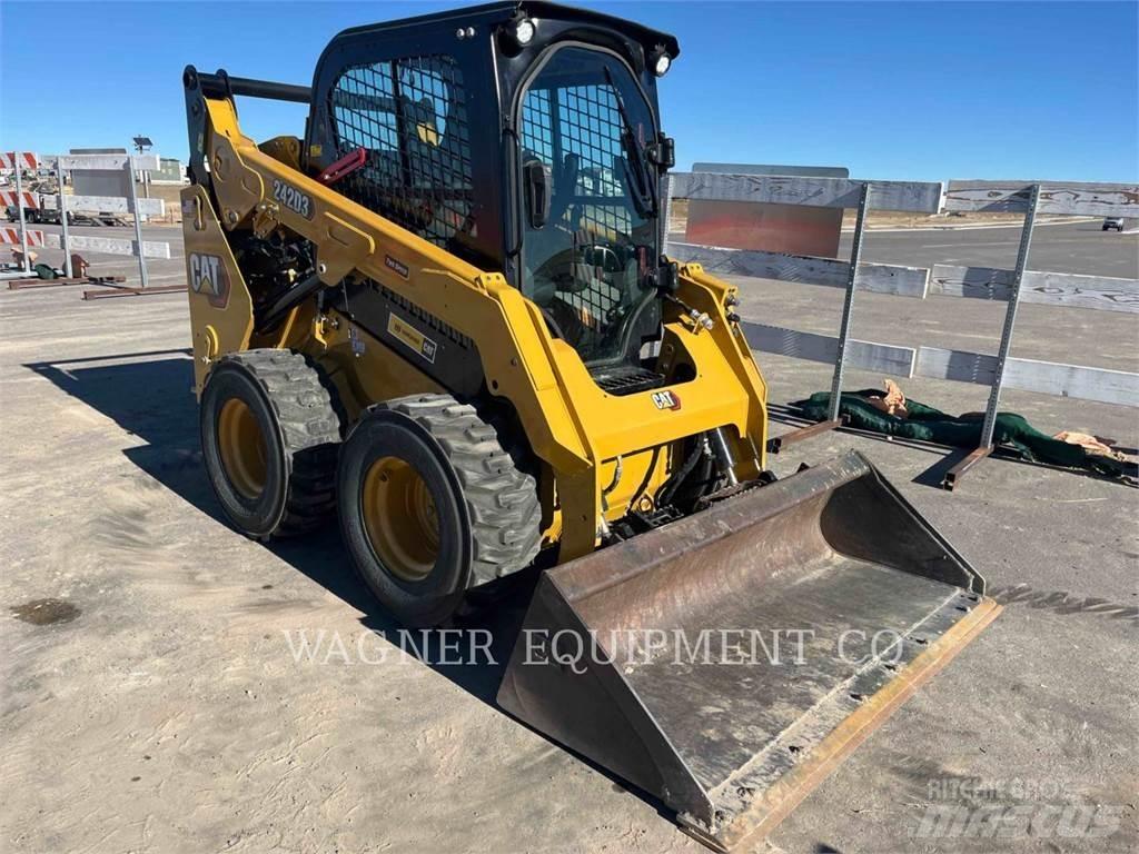CAT 242D3  스키드로더