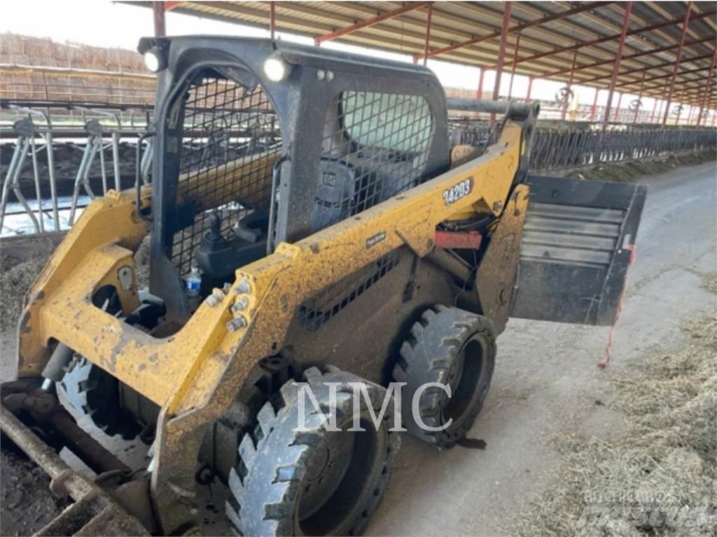 CAT 242D3  스키드로더