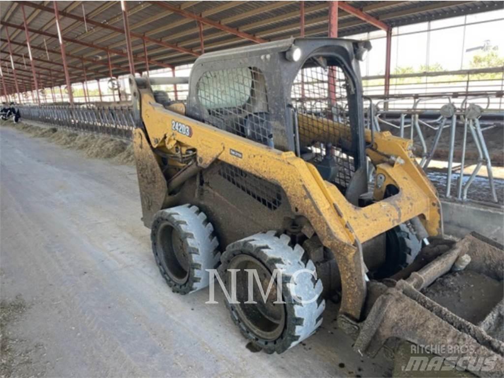 CAT 242D3  스키드로더