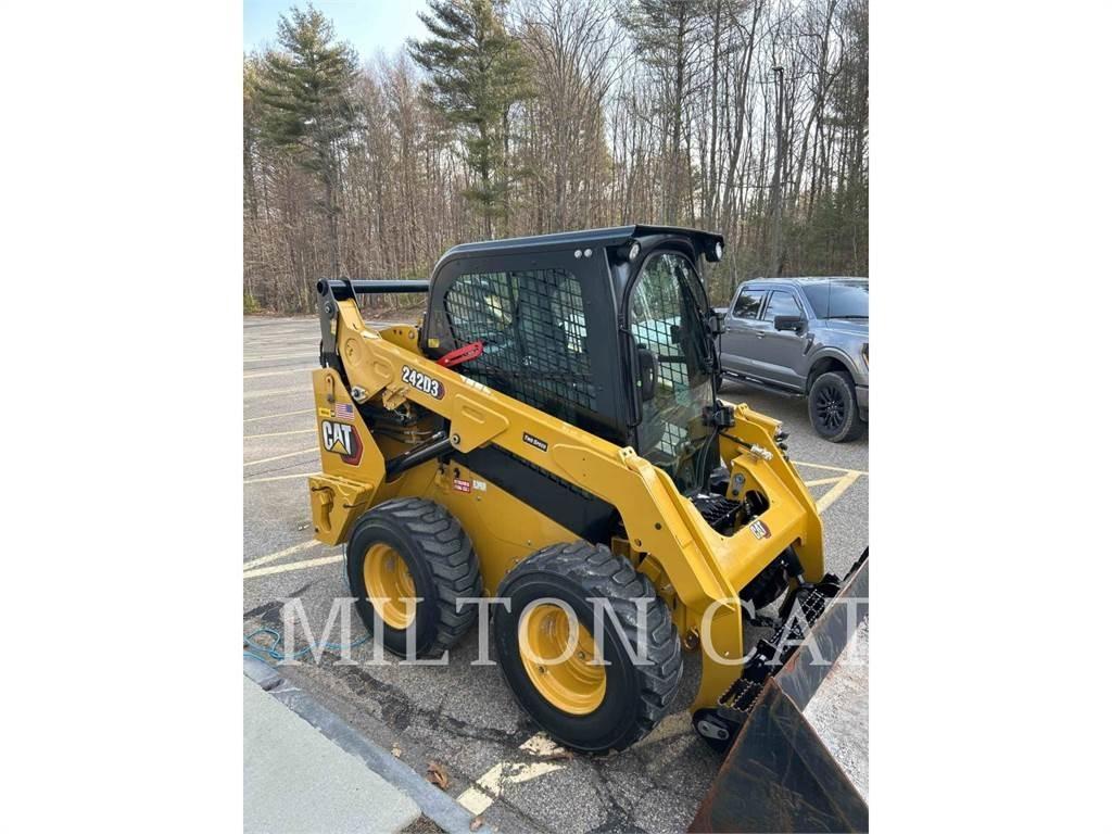 CAT 242D3  스키드로더
