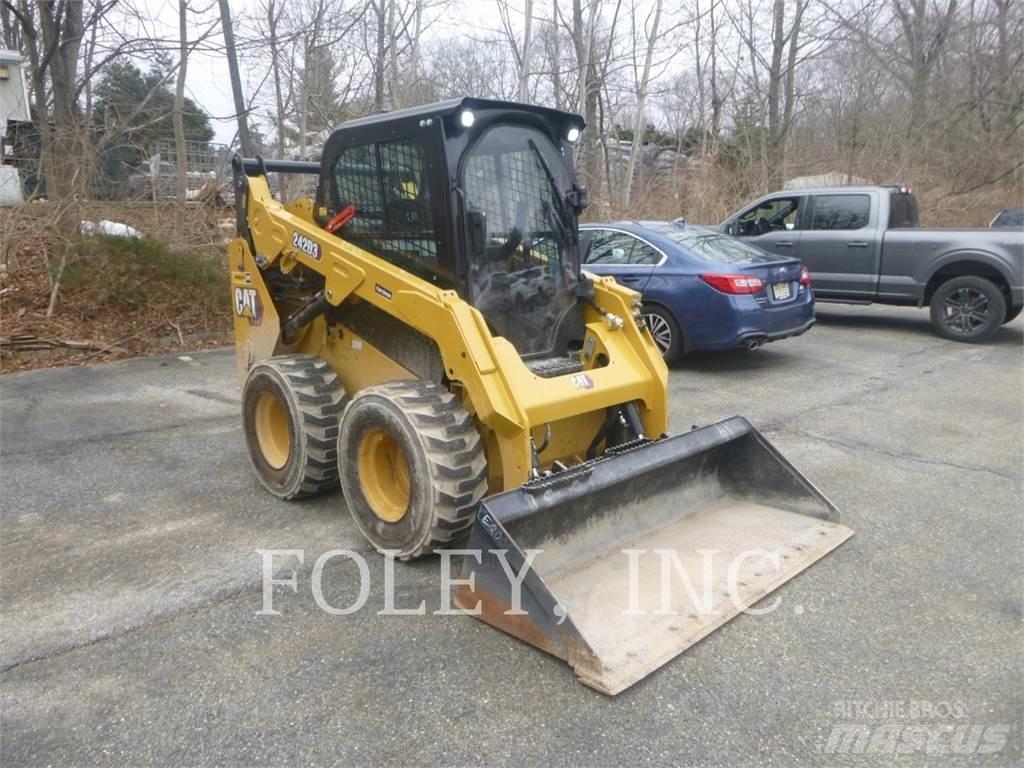 CAT 242D3  스키드로더