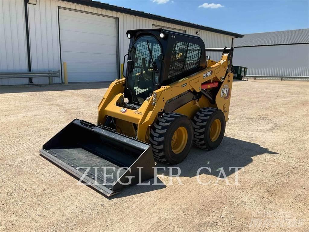CAT 242D3  스키드로더