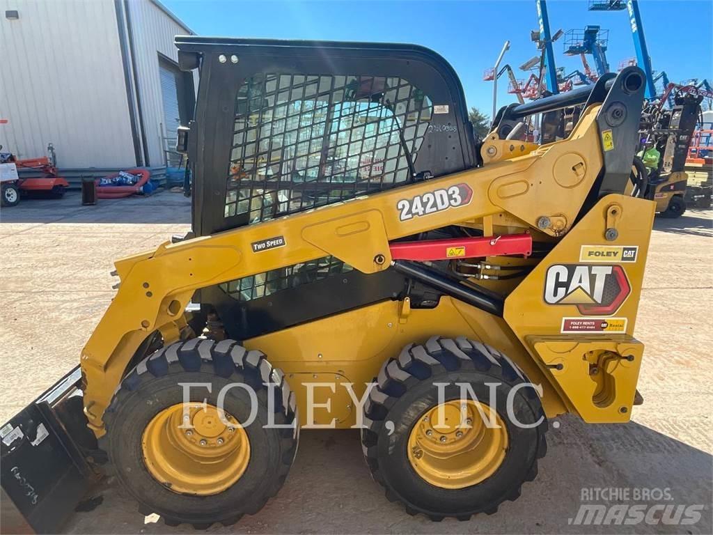 CAT 242D3  스키드로더
