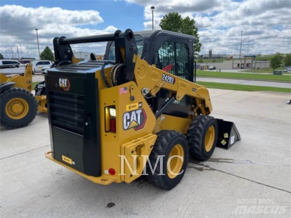 CAT 242D3  스키드로더