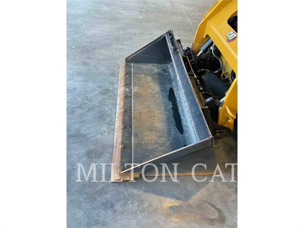 CAT 242D3  스키드로더