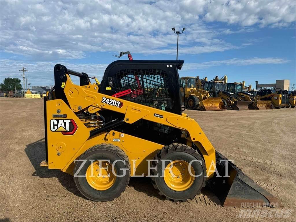 CAT 242D3  스키드로더