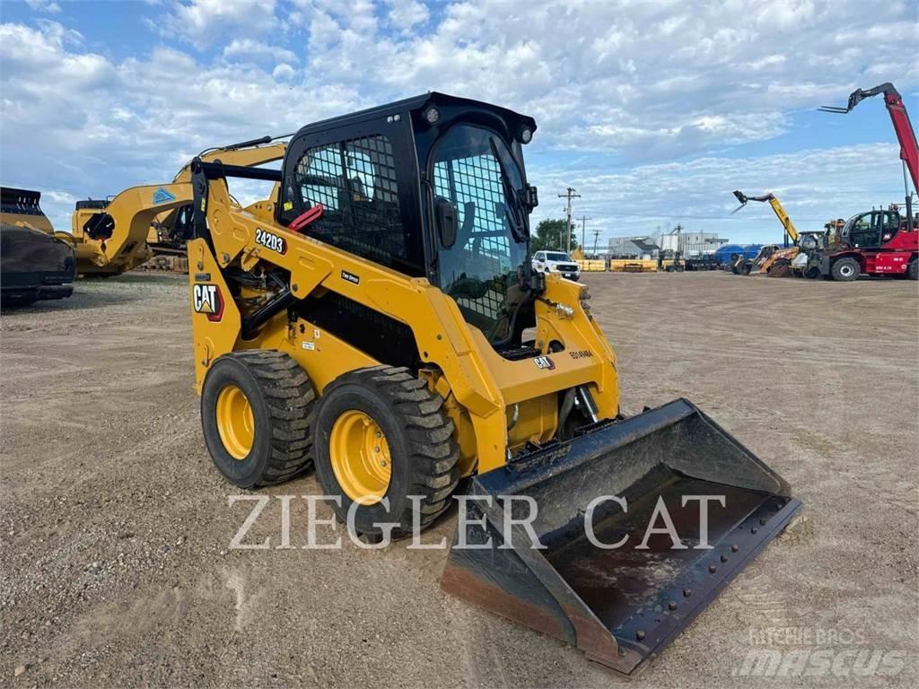 CAT 242D3  스키드로더