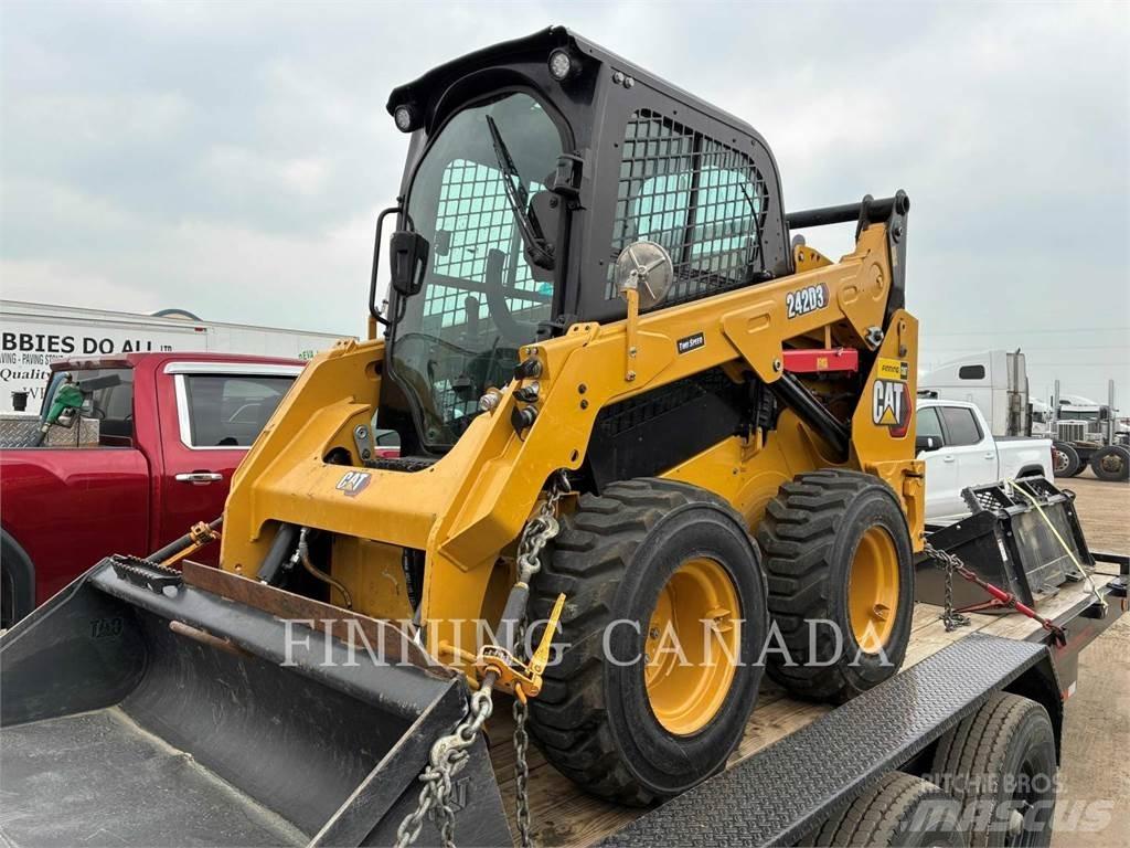 CAT 242D3  스키드로더
