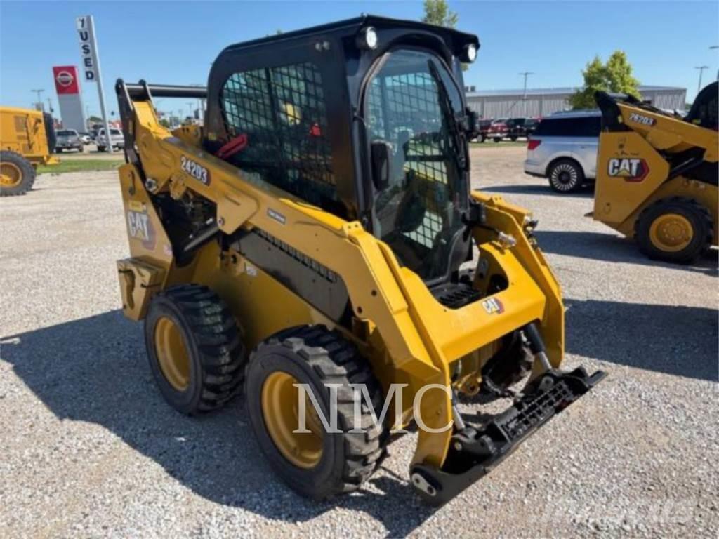 CAT 242D3  스키드로더